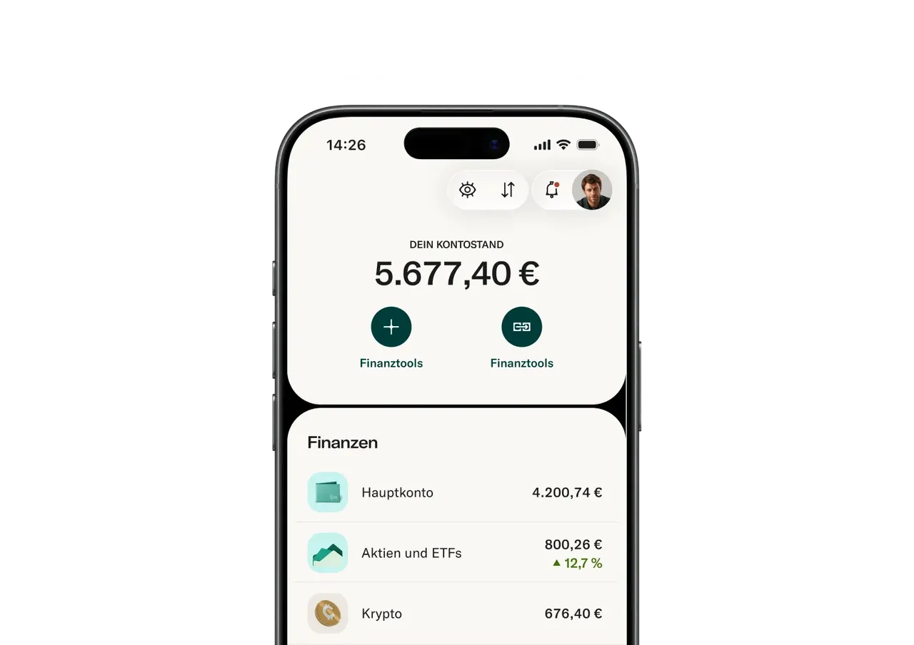 Der Bildschirm eines Smartphones zeigt die Benutzeroberfläche einer Banking-App mit einem Gesamtsaldo von 5.677,40 € sowie Finanzkonten für das Hauptkonto, Aktien und ETFs und Kryptowährungen.