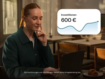 Eine Frau sitzt an einem Tisch vor einem geöffneten Laptop neben einer schwebenden Grafik, die Investitionen von 600 € mit einer ansteigenden Entwicklungskurve zeigt.
