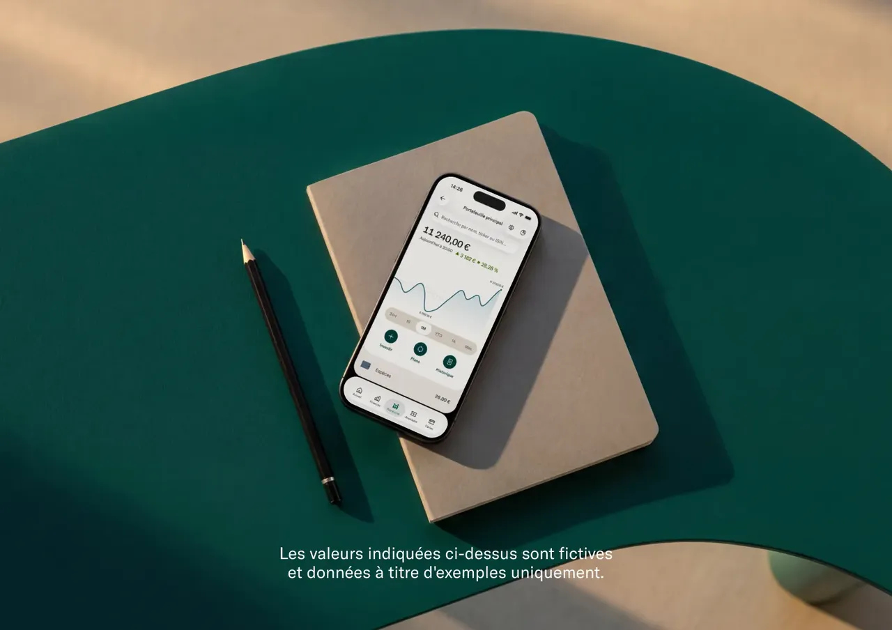 Un smartphone affichant l'interface du portefeuille d'une application d'investissement financier est posé sur un carnet beige à côté d'un crayon sur una surface de table vert foncé.